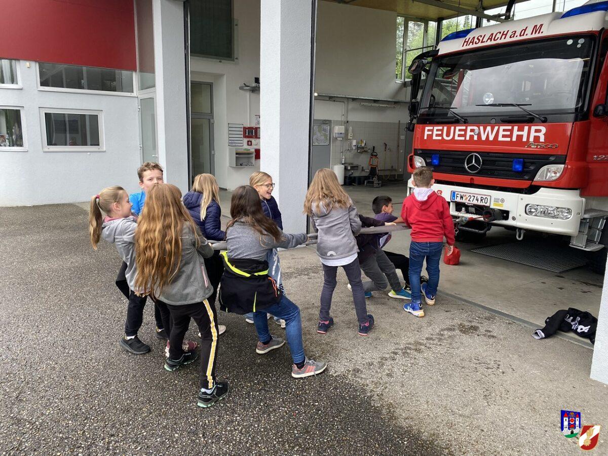Besuch der Volksschule Haslach bei der Feuerwehr