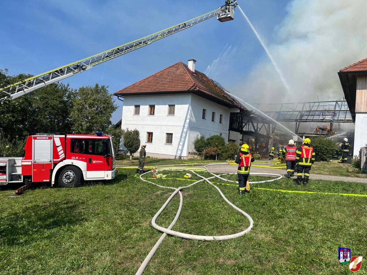 Auberg: Wirtschaftsgebäude in Vollbrand